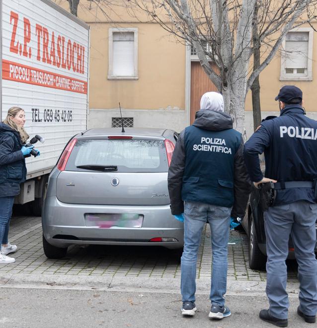 Modena, nuovo raid vandalico alla Sacca: danneggiate e razziate 22 auto<br>
