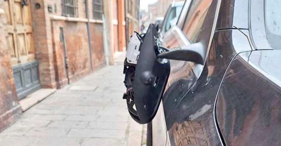 Auto danneggiate nella notte a Ferrara: specchietti divelti dai vandali