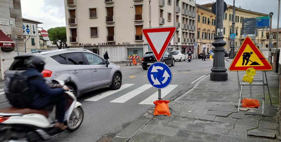 Il tratto finale di lungarno Mediceo dove si trova la piccola rotatoria su via Santa Marta all’altezza del ponte della Fortezza