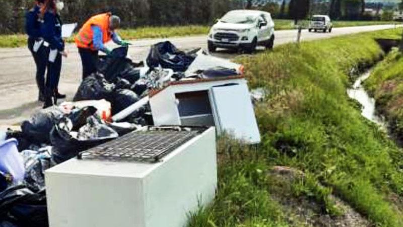 
	Rifiuti abbandonati al lato della strada

