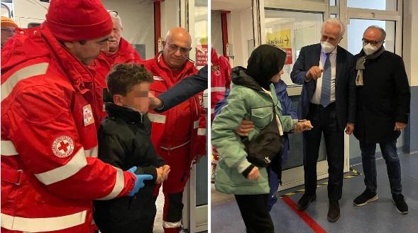 
	L'arrivo dei bimbi palestinesi al Meyer con i loro familiari salutati dal presidente Eugenio Giani

