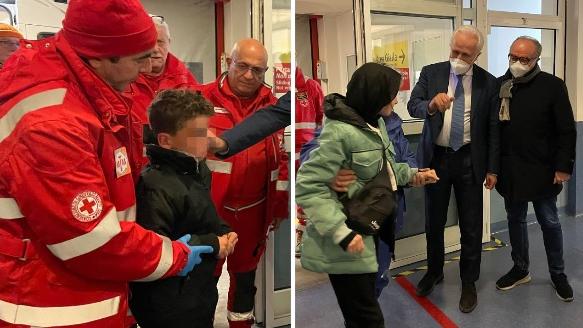 L'arrivo dei bimbi palestinesi al Meyer con i loro familiari salutati dal presidente Eugenio Giani