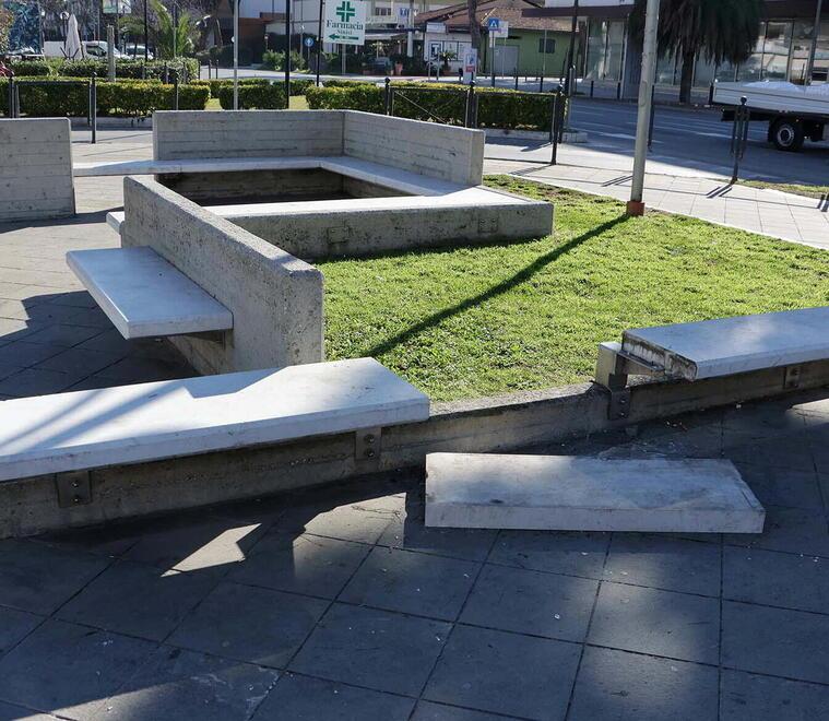 Le panchine in piazza  Ingolstadt danneggiate
