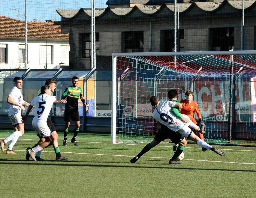 Matteo Pallecchi contrastato in area (foto Michele Falorni/Silvi)
