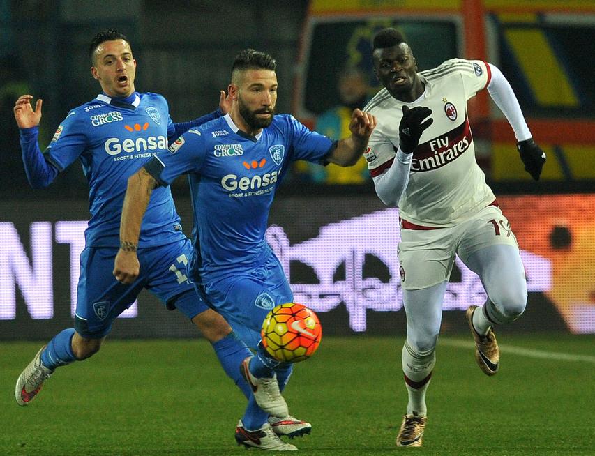 M’Baye Niang con la maglia del Milan durante una partita contro  l’Empoli: si complica il suo arrivo alla corte di Nicola