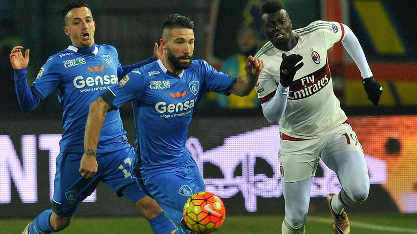 M’Baye Niang con la maglia del Milan durante una partita contro  l’Empoli: si complica il suo arrivo alla corte di Nicola