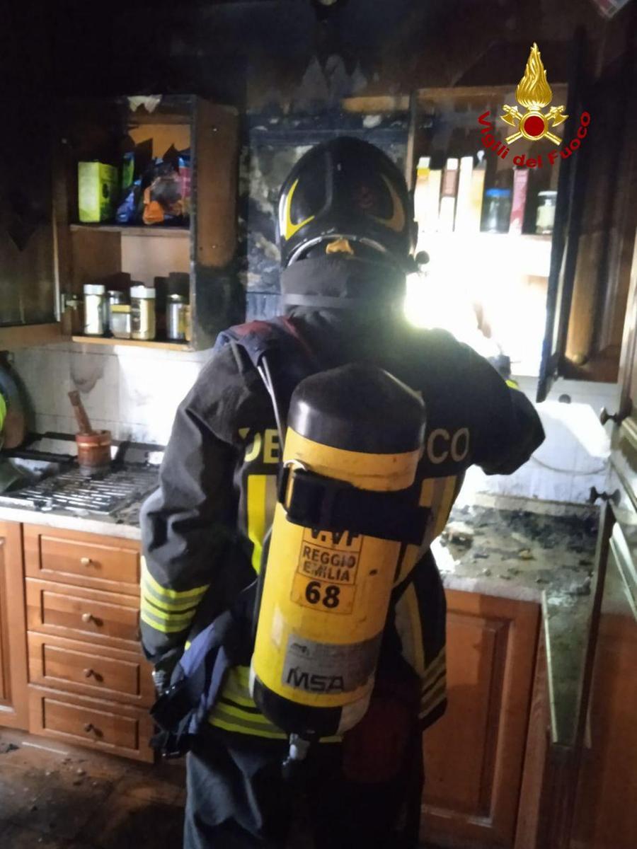 Fabbrico, pentolino lasciato sul fuoco: brucia la cucina