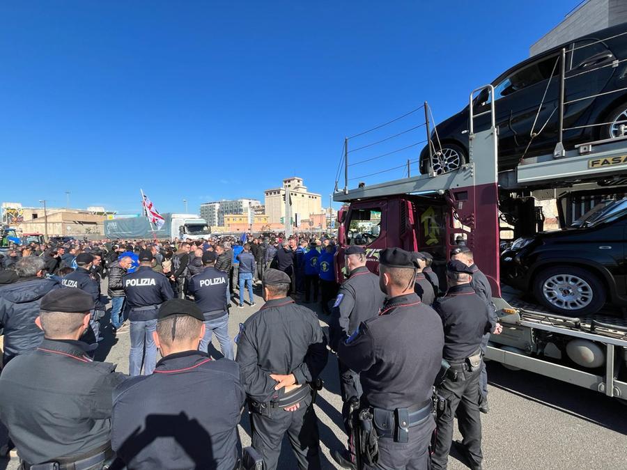 Marcia dei trattori, a Cagliari centinaia di agricoltori e pastori da tutta l’isola