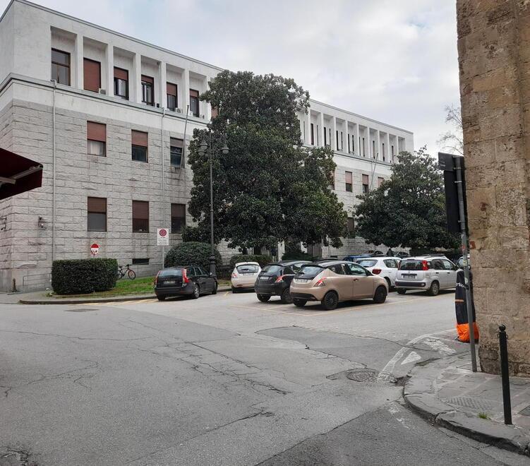 Parcheggi riservati intorno al tribunale di Pisa, l'assessore: «Si può tentare di riprendere le aree»<br type="_moz" />
