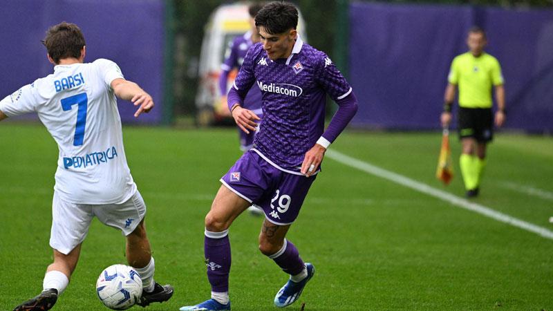 A sinistra Niccolò Fortini con la maglia della Fiorentina