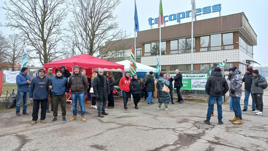 Dosso, con gli operai davanti ai cancelli: «Per l’azienda siamo inutili»