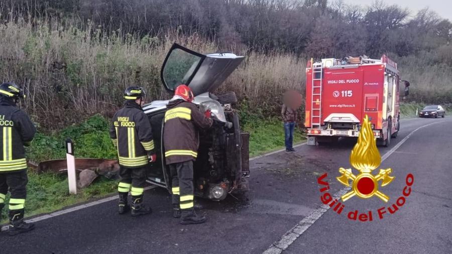 
	L'auto rovesciata su un lato

