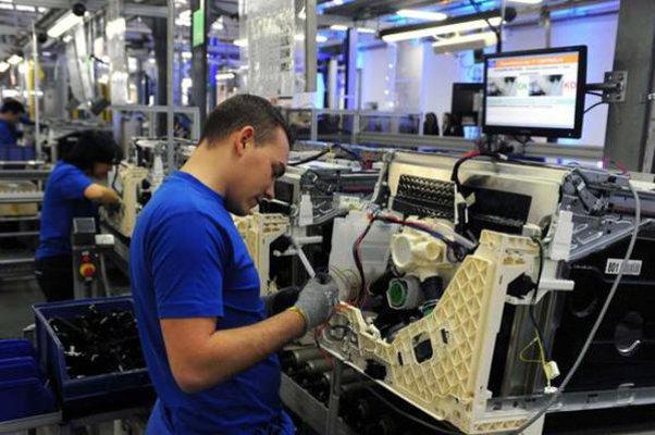 Dopo due anni rallenta l’economia toscana: cala la produzione industriale, bene il turismo