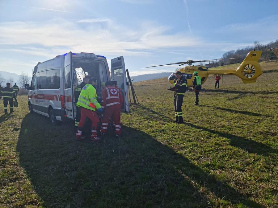 Schiacciato dal trattore, ferito anziano
