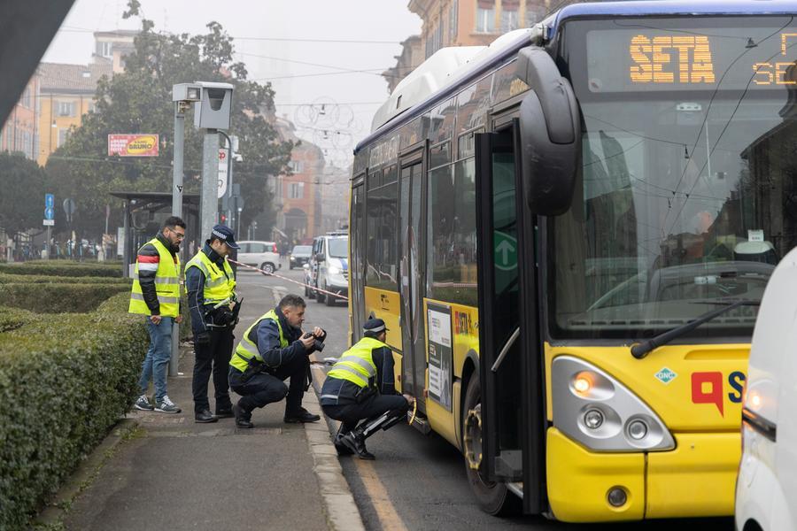 Modena, trascinato dal bus per metri: gravissimo un uomo di 77 anni