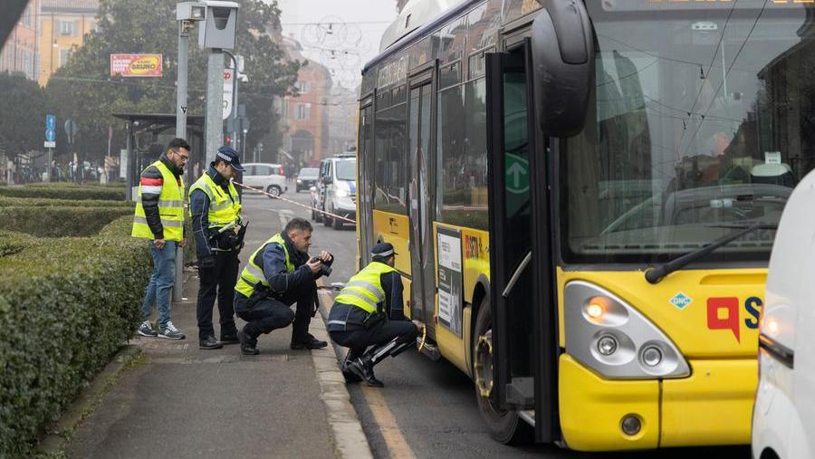 Modena, trascinato dal bus per metri: gravissimo un uomo di 77 anni