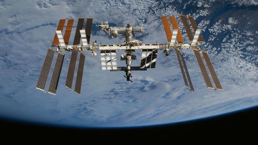 Occhi al cielo poco prima delle 19 di martedì 30: una scia luminosa passerà sopra la Toscana, ecco di cosa si tratta