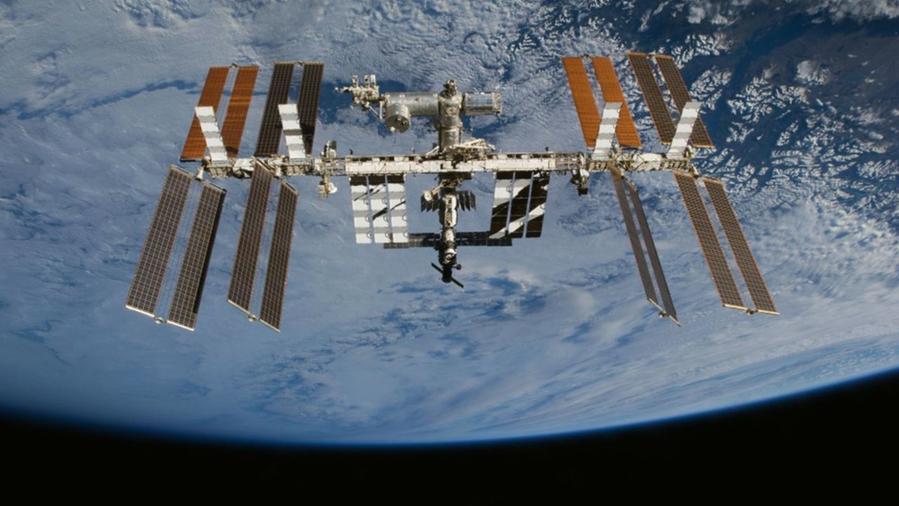 Occhi al cielo poco prima delle 19 di martedì 30: una scia luminosa passerà sopra la Toscana, ecco di cosa si tratta