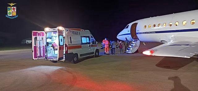 Sei bambini malati dalla Palestina all'aeroporto di Pisa con un volo speciale: «Ora nuova missione»