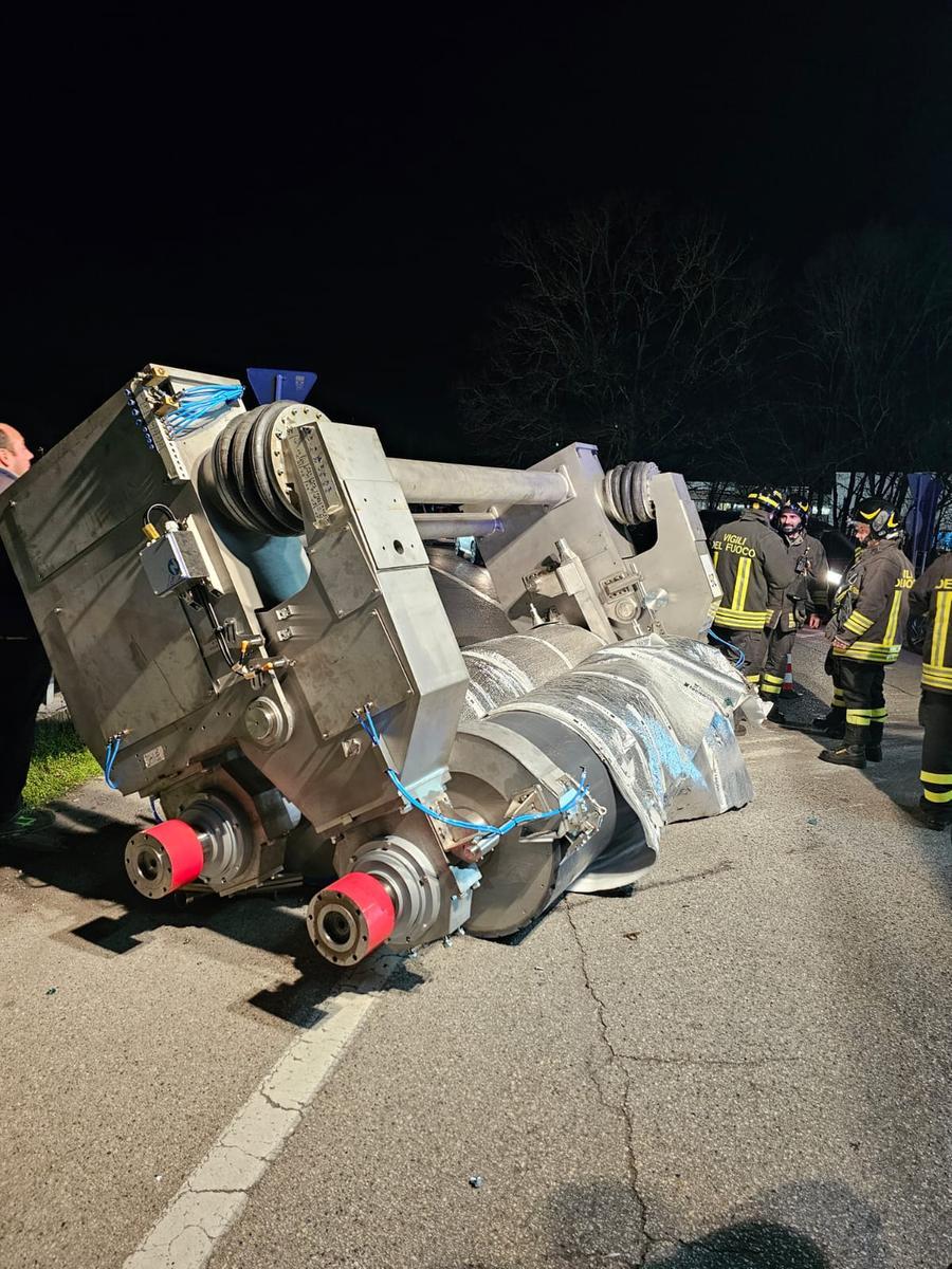 Macchinario per cartiera cade da un tir, paura sulla via Romana