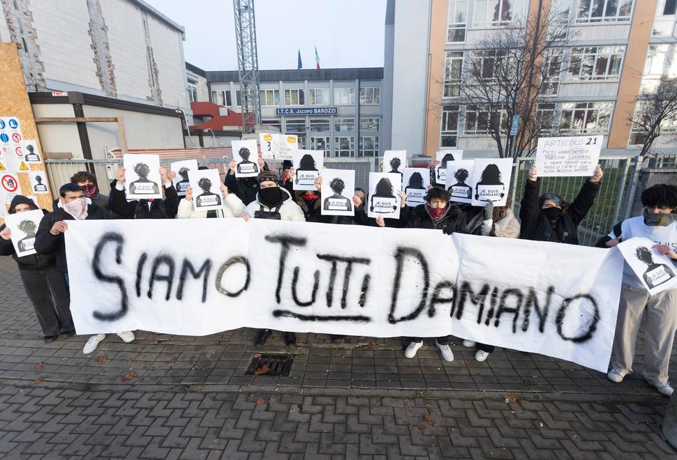 Modena, al Barozzi “Siamo tutti Damiano”: ragazzi imbavagliati per protesta 