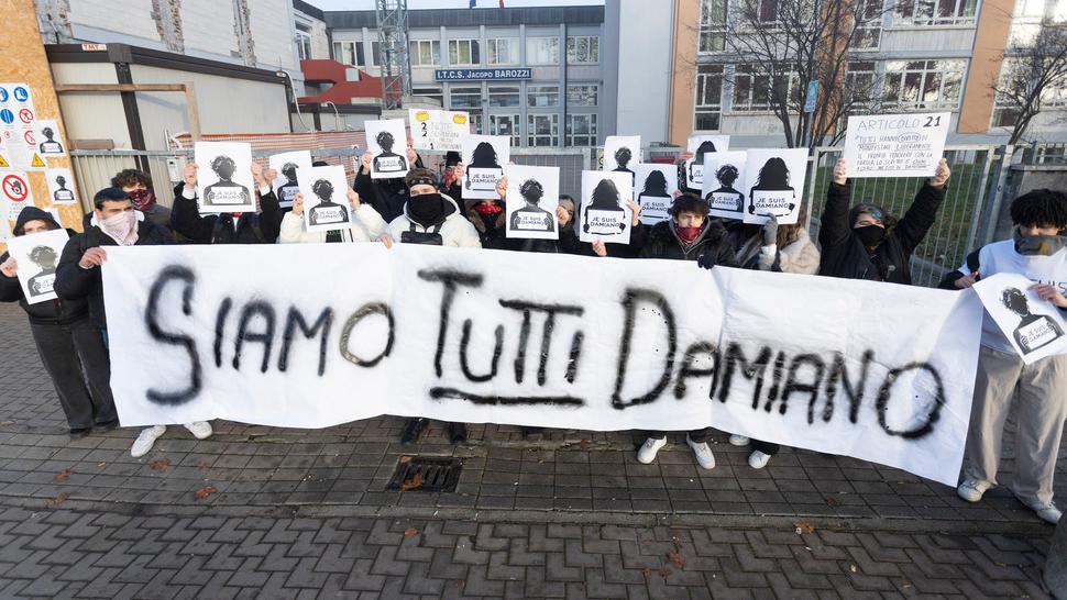 Modena, al Barozzi “Siamo tutti Damiano”: ragazzi imbavagliati per protesta 