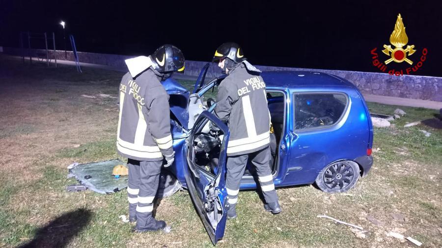 Orosei, con l’auto contro una statua: tre feriti