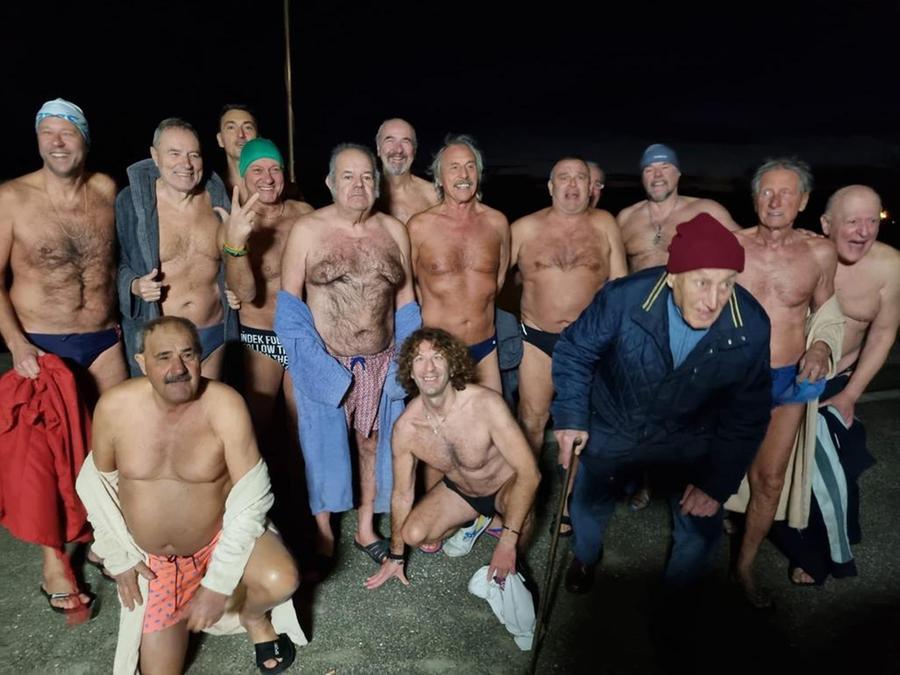 Livorno, ecco i temerari del tuffo della Merla. E c’è anche il 92enne Bertocchi