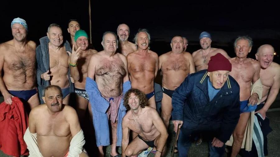 Livorno, ecco i temerari del tuffo della Merla. E c’è anche il 92enne Bertocchi
