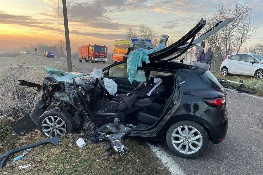 Schianto frontale a Santa Maria Codifiume: due feriti gravi