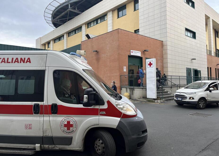 Un’ambulanza della Croce rossa italiana davanti all’ingresso del pronto soccorso di Livorno (foto d’archivio)
