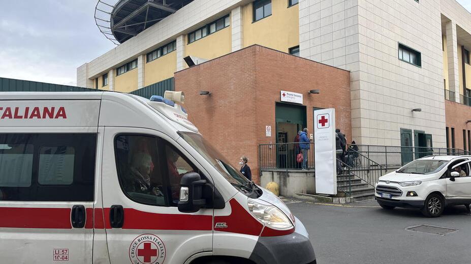 Un’ambulanza della Croce rossa italiana davanti all’ingresso del pronto soccorso di Livorno (foto d’archivio)