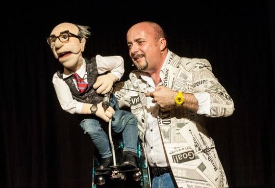 Andrea Fratellini con uno dei suoi pupazzi parlanti Un momento dello show di Ibo