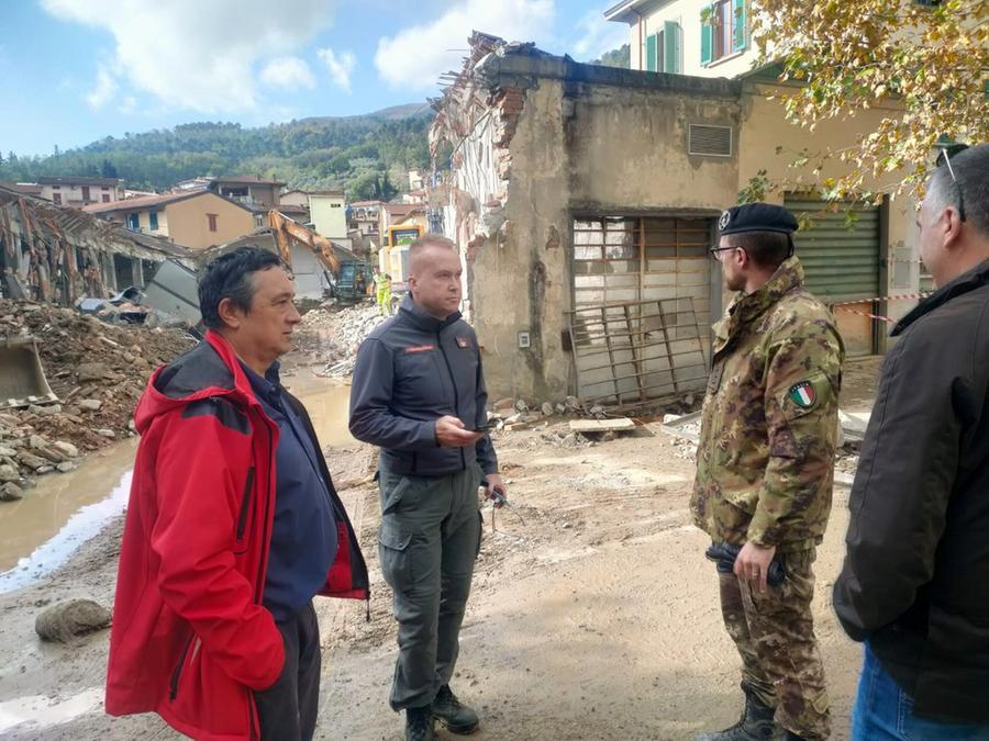 
	A sinistra il sindaco Primo Bosi durante un sopralluogo dopo l'alluvione

