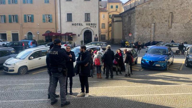Il presidio delle donne ieri davanti al tribunale