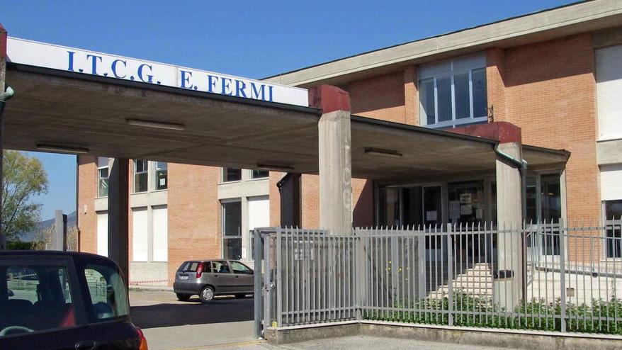 L'istituto tecnico commerciale e per geometri "Enrico Fermi" a Pontedera (foto d’archivio)