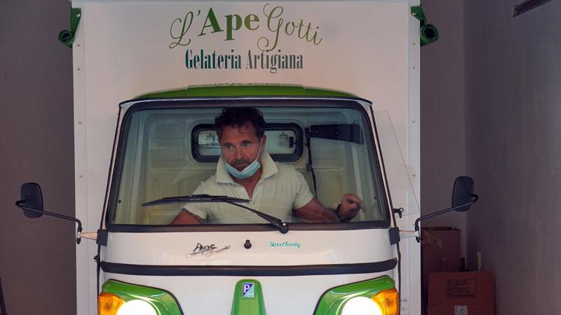 Minuti nel periodo del Covid nella ApeGotti con cui girava per i quartieri, i parchi pubblici e le frazioni