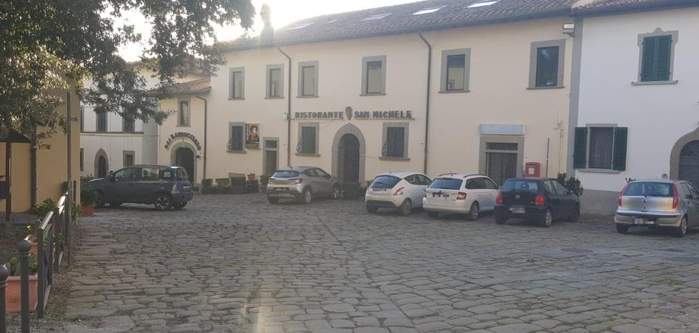 Il ristorante nella piazza centrale di Montevettolini