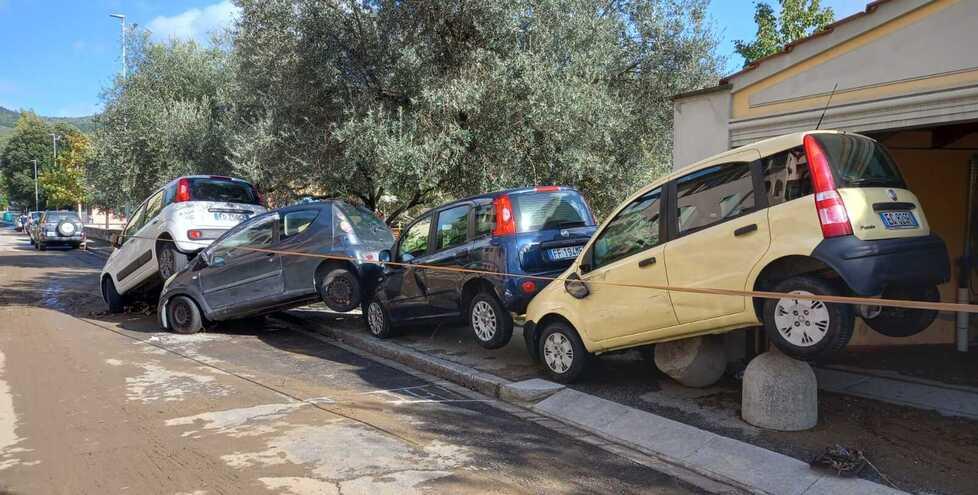 Le auto trascinate via dalla furia dell’acqua lo scorso 2 novembre a Figline