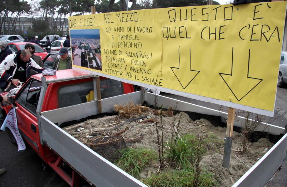 Una delle foto che spiegano il lavoro rivendicato dai balneari in anni di gestione delle spiagge