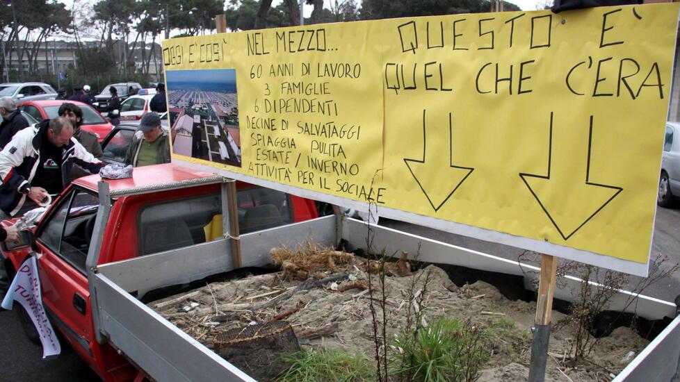 Una delle foto che spiegano il lavoro rivendicato dai balneari in anni di gestione delle spiagge