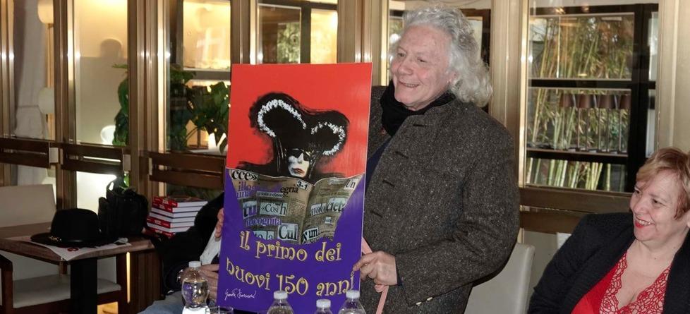 Gionata Francesconi con il manifesto che ha realizzato per i lettori del Tirreno (foto Roberto Paglianti