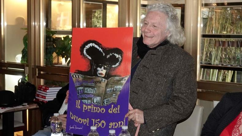 Gionata Francesconi con il manifesto che ha realizzato per i lettori del Tirreno (foto Roberto Paglianti