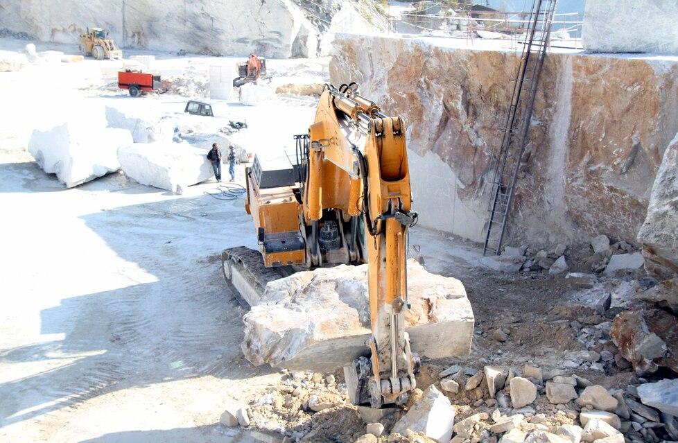 Una veduta di una cava delle Alpi Apuane