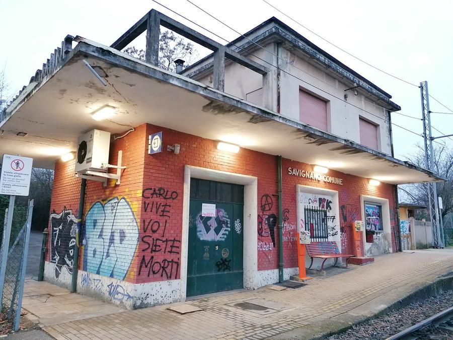 Savignano, degrado alle stazioni dei treni: «La Regione deve intervenire»