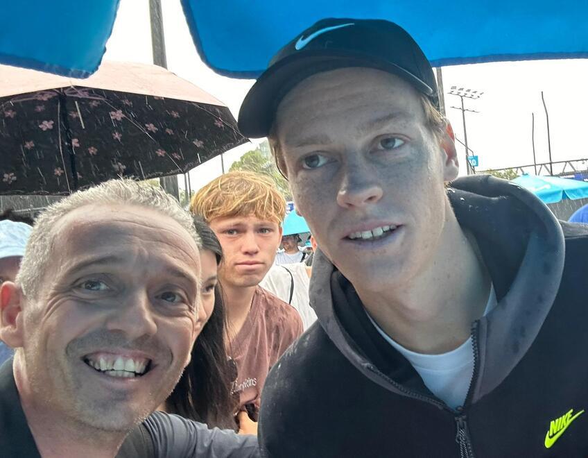 
	Il maestro reggiano Davide Gallinari col campione Jannik Sinner

