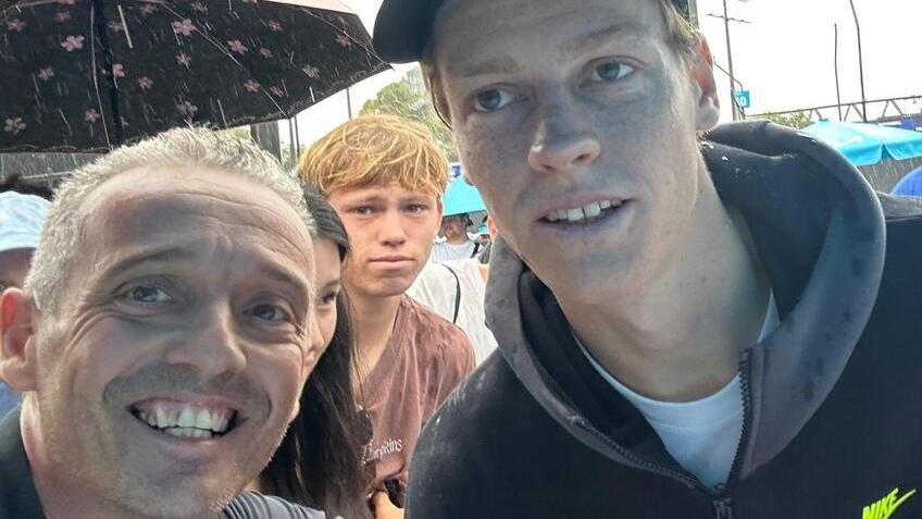 Il maestro reggiano Davide Gallinari col campione Jannik Sinner