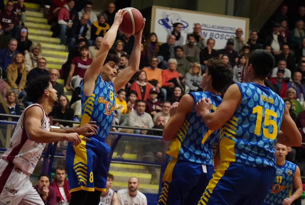 Piccone cattura un rimbalzo (foto Franco Silvi)