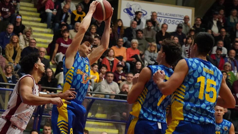 Piccone cattura un rimbalzo (foto Franco Silvi)