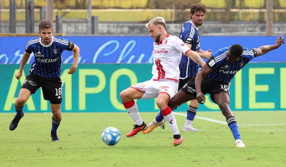 Al centro Nagy e Touré in azione contro il Bari e destra Amatucci (Foto Muzzi)